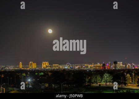 Las Vegas, Nevada, USA - 13. Mai 2017: Mondaufgang über den Lichtern der Las Vegas Strip in Southern Nevada. Stockfoto