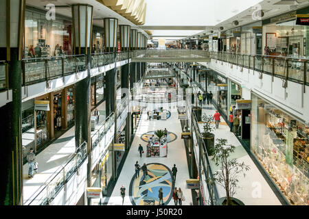 Berlin, Deutschland - 11. Mai 2017: Interieur von Alexa Einkaufszentrum am Alexanderplatz in Berlin Mitte. Stockfoto