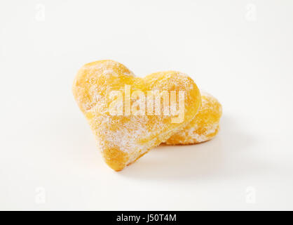 zwei herzförmige Cookies auf weißem Hintergrund Stockfoto