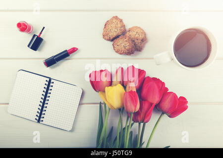 Tulpe Blumen, Kaffee und anderen Frauen Elemente auf weißem Holz Hintergrund Stockfoto