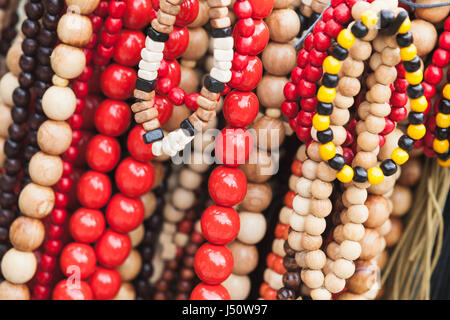 Bunte Holz Halsketten und Armbänder, Nahaufnahme Foto mit selektiven Fokus Stockfoto