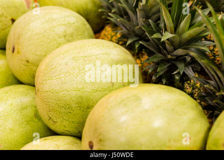 Wassermelonen und Ananas Stockfoto