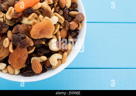 Sortiert, Nüssen und Trockenobst in Schüssel weiß Stockfoto