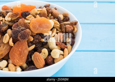 Sortiert, Nüssen und Trockenobst in Schüssel weiß Stockfoto