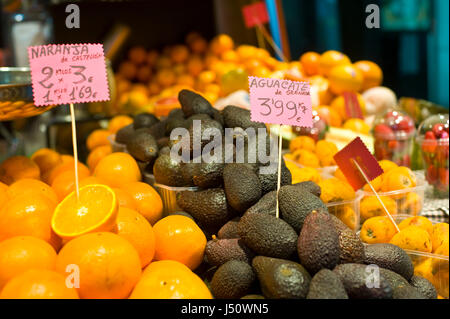 Obst zum Verkauf an La Boqueria-Markt in Barcelona Spanien ES EU Stockfoto