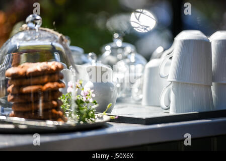 Junk-Food, kulinarisch, Backen und ungesunde Ernährung Konzept - Nahaufnahme von Cookies Schokolade und Müsli Bars in Glas im Restaurant auf einem Tisch Stockfoto