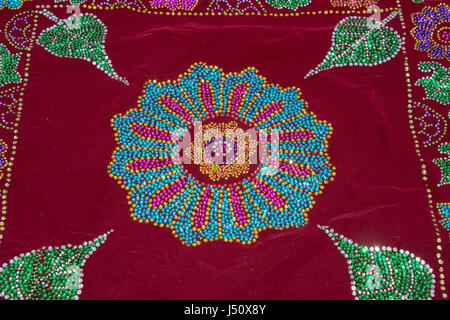 Sri Lanka, Colombo, buddhistische Tempel. Detail der Pailletten verzierte antike Textilien auf samt. Stockfoto