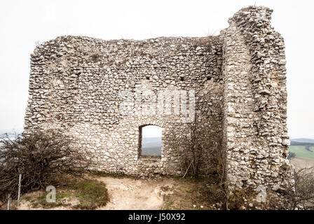 Ruinen der Burg Hrádek sirtoci in Palava Berge in der Nähe von Mikulov Stadt in Südmähren in Tschechien Stockfoto