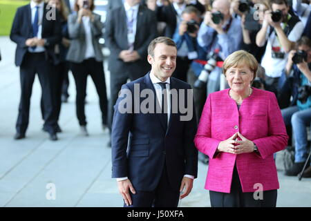 Berlin, Deutschland. 15. Mai 2017. Bundeskanzlerin Angela Merkel und die neue französische Präsident Emmanuel Macron in den Innhof des Bundeskanzleramtes in Berlin. Der französische Staatspräsident ist mit militärischen Ehren begrüßt. Bildnachweis: Pazifische Presse/Alamy Live-Nachrichten Stockfoto