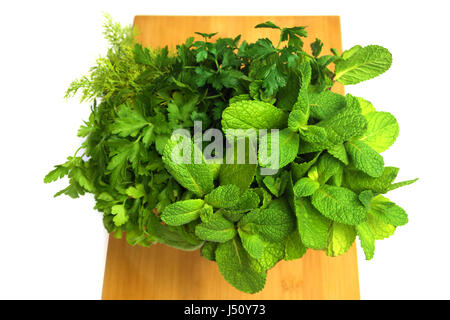 Bouquet von frischen Kräutern und Gewürzen an Bord Stockfoto