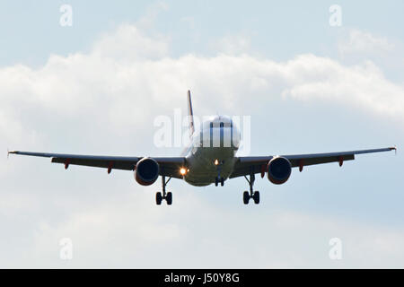 G-EZAO EasyJet Airbus A319-100 - Cn 2769 im Endanflug zum Flughafen London Gatwick LGW Stockfoto