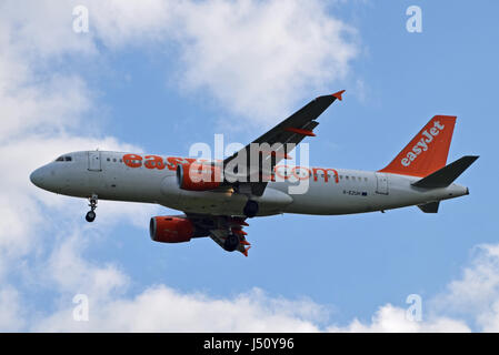 G-EZUH EasyJet Airbus A320-200 - Cn 4708 im Endanflug zum Flughafen London-Gatwick LGW Stockfoto