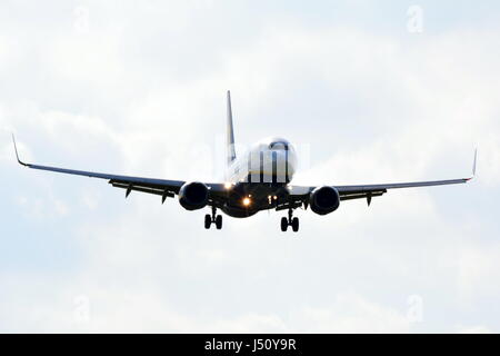 Ei-EGA RyanAir Boeing 737-8AS im Endanflug zum Flughafen London-Gatwick LGW Stockfoto