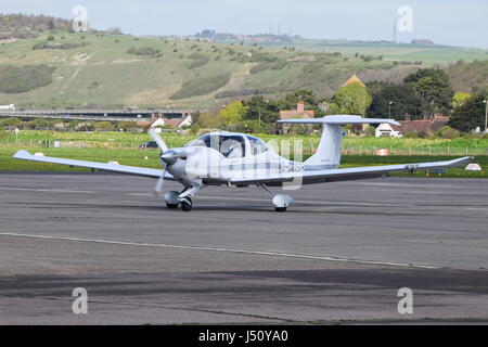 G-Czech Diamond DA-40 Diamond Star des Rollens bei Brighton City Airport, Shoreham Stockfoto