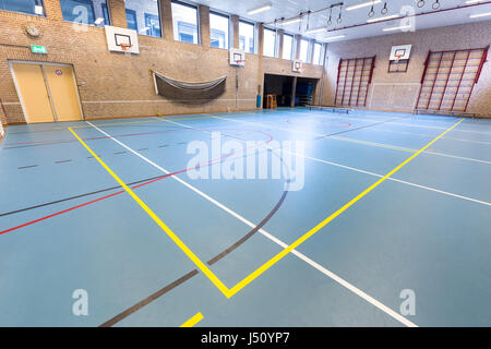 Europäische Turnstunde für die Schule Sportler keine Stockfoto