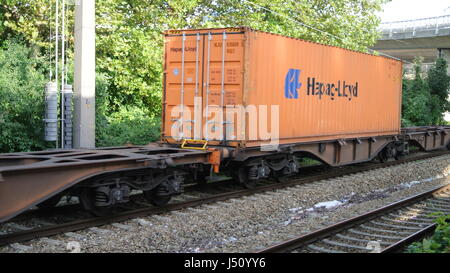 Hapag Lloyd ISO-Transportbehälter auf flachen Wagen, Wien, Österreich, Europa Stockfoto