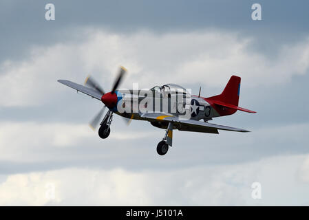 Hangar 11 North American P-51 Mustang wurde auf der Abingdon Air & Country Show im ehemaligen RAF Abingdon als Tall in the Saddle bezeichnet Stockfoto