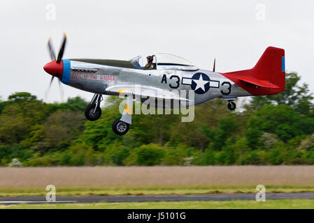 Hangar 11 North American P-51 Mustang wurde auf der Abingdon Air & Country Show im ehemaligen RAF Abingdon als Tall in the Saddle bezeichnet Stockfoto