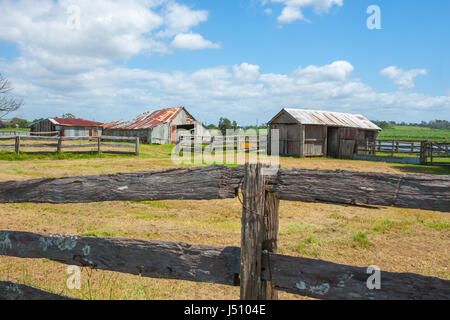 Alter Bauernhof Schuppen jenseits von Post und Bahn Zäune in rustikale ländliche Szene von Straße im Land Australien zwischen Ulmarra und Yamba. Stockfoto