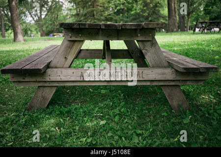 Picknicktisch im Parc Lafontaine im Plateau Mont-Royal, im Juni 2015 Stockfoto