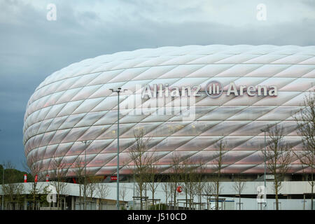 München, Deutschland - 6. Mai 2017: Eine Ansicht der Allianz Arena auf den FC Bayern München Fußball-Stadion in München, Deutschland. Stockfoto