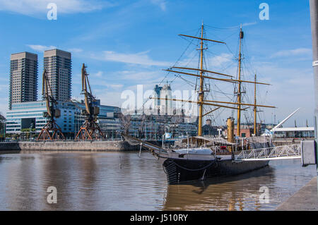 Eine Dreimaster Segelschiff ARA Uruguay vor Anker, als Museumsschiff in Puerto Madera, Buenos Aires, gebaut in England 1874 (Birkenhead) aufgenommene Bild 2005 Stockfoto