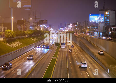 Lima, Peru - 23. April 2017: Pkw-Verkehr in Lima Autobahn express Pass von Republica in der Nacht Stockfoto