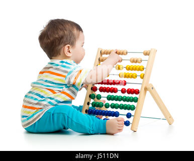 Baby spielt mit Abacus. Isoliert auf weißem Hintergrund Stockfoto