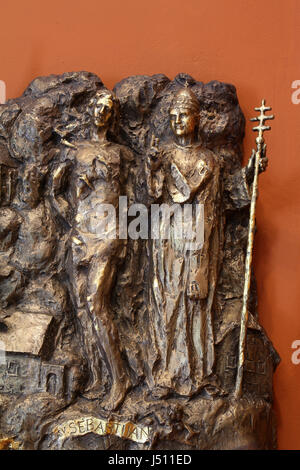 Heiligen Sebastian und Fabian, Bass Relief in der Kapelle des St. Dismas in Zagreb, Kroatien am 31. März 2015 Stockfoto