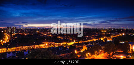 London, England - 11. Juni 2013: Die Londoner Skyline und suburbanen Straßen mit Blick auf Tooting. Stockfoto