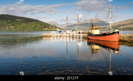 Inveraray, Schottland - 13. Mai 2016: The Vital Spark, einem berühmten "Clyde Puffer" Boot ist Inveraray Pier im Loch Fyne in den westlichen Highlands von S vor Anker Stockfoto