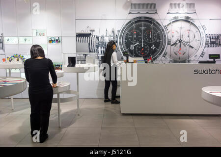 Swatch Uhr Shop, Flughafen Genf, Schweiz Stockfoto