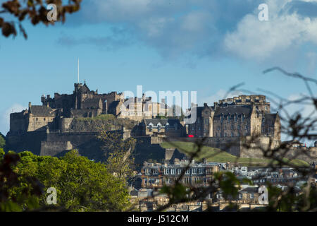 Edinburgh, Schottland, UK, am 14. Mai 2017 sonnigen Frühlingstagen Nachmittag des nördlichen Aspekt des Edinburgh Castle von Inverleith im Norden Auffassung Stockfoto