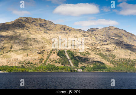 Rohre führen einen Berg hinunter zu Inveruglas Wasserkraftwerk am Ufer des Loch Lomond in den westlichen Highlands von Schottland. Stockfoto