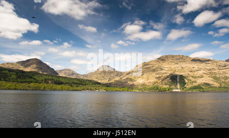 Berge erheben sich von den Ufern des Loch Lomond in den westlichen Highlands von Schottland. Stockfoto