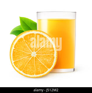 Isolierte Getränk. Glas Orangensaft und ein Stück Obst isoliert auf weißem Hintergrund mit Beschneidungspfad Stockfoto