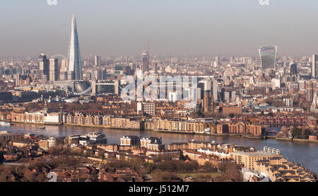 London, England, UK - 27. Februar 2015: Die Themse ist Lager Wohnhäusern gesäumt und wie es durch die East London guter schlängelt Stockfoto