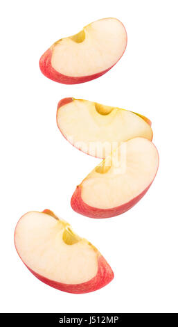 Isolierte fliegenden Apfelspalten. Vier fallenden Stück roten Apfel Obst isoliert auf weißem Hintergrund mit Beschneidungspfad Stockfoto