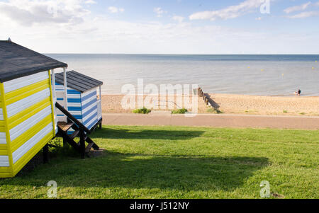 Whitstable, England - 6. Juni 2015: Blick über Whitestable direkt am Meer und Strand und die Nordsee aus neben der Strandhütten. Stockfoto