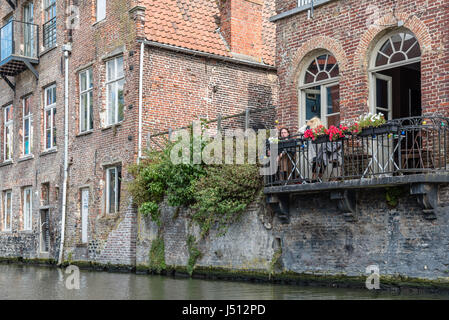 Gent, Belgien - 31. Juli 2016: Leute sitzen auf einer Restaurantterrasse im Damm Graslei im historischen Zentrum von Gent mit malerischen alten buil Stockfoto