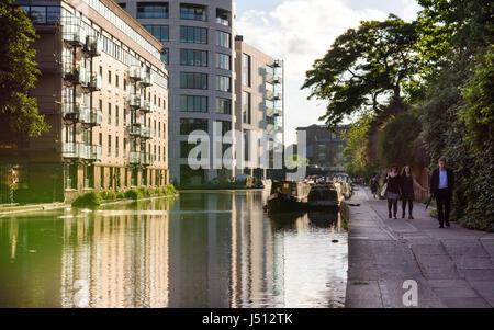 London, England - 20. Juni 2016: Fußgänger Spaziergang auf dem Treidelpfad am Regent es Canal an Stelle des Königs in der Nähe von Kings Cross in Islington, North Londo Stockfoto