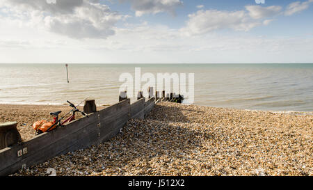 Blick auf Whitestable direkt am Meer und Strand und die Nordsee aus neben der Strandhütten. Stockfoto