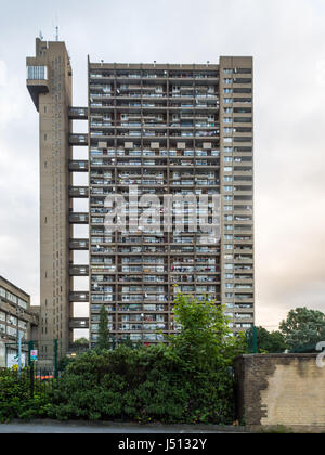 London, England - 21. Juni 2016: Der Brutalismus Trellick Tower Sozialsiedlung Wohnblock in North Kensington. Stockfoto