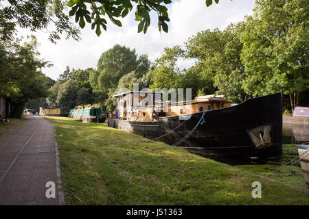 London, England - 10. Juli 2016: Hausboote sind auf der Grand Union Canal in Ladbroke Grove im Westen Londons festgemacht. Stockfoto