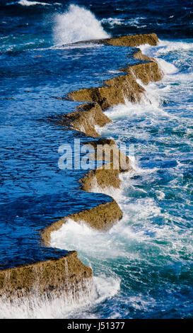 Die Küste auf der Halbinsel Valdes. Wellen schlagen gegen die Felsen. Argentinien. Stockfoto