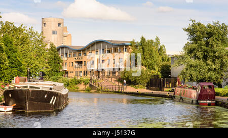 London, England - 10. Juli 2016: Hausboote sind auf der Grand Union Canal in Ladbroke Grove im Westen Londons festgemacht. Stockfoto