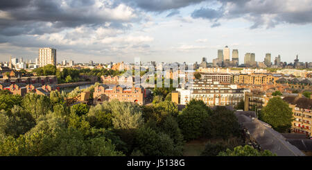 Der Blick über den alten Docks und Sanierungen von Wapping im Londoner East End. Stockfoto