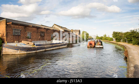 London, England - 10. Juli 2016: Traditionelle Narrowboats auf den Canal Grande Union übergeben verfallene Industriehallen und Lagerhallen in Old Oak Common in W Stockfoto