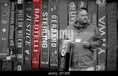 MARIO BALOTELLI Schals LIVERPOOL FC V ASTON VILLA FC Anfield Road LIVERPOOL ENGLAND 13. September 2014 Stockfoto