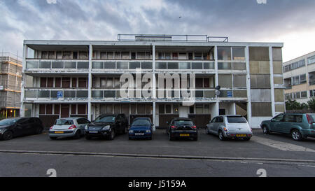 London, England - Juli 17, 2015 marode Rat Immobilien Apartment Blocks in Walworth im Süden Londons. Stockfoto